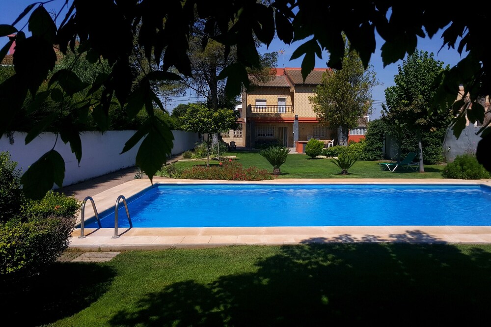 CHALET CON PISCINA, JARDIN Y BARBACOA PRIVADO.