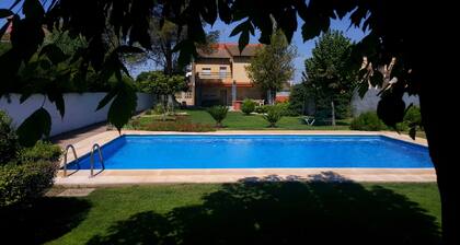 VILLA CON PISCINA, GIARDINO E BARBECUE PRIVATO.