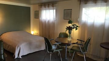 Een strijkplank/strijkijzer, wifi, beddengoed