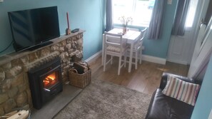 TV, books - Cosy and comfortable cottage, pet friendly, woodburning stove, near village pub (Grewelthorpe)