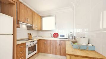Coffee/tea maker, fridge, microwave, oven