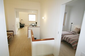 2 quartos, ferros/tábuas de passar roupa, berço de viagem