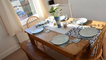 Mökki | Ruokailu omassa huoneessa