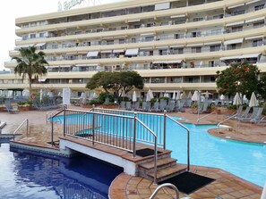 Een verwarmd zwembad en ligstoelen