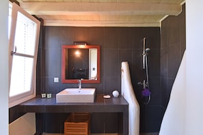 Combined shower/tub, hair dryer, towels, soap -  Luxurious Family-Friendly Villa, with modern equipment, peaceful location. (Gythion)