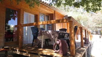Terrasse coté Est, devant le salon, à l'ombre à partir de midi.