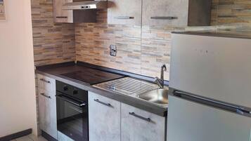 KĂŒhlschrank, Mikrowelle, Ofen, Herdplatte