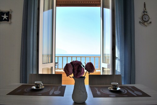 APARTMENT FRONT SEA by Silvia and Massimo