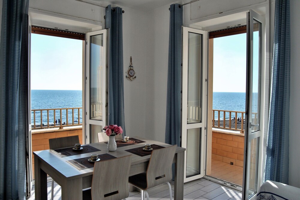 APARTMENT FRONT SEA by Silvia and Massimo