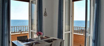 APARTMENT FRONT SEA by Silvia and Massimo