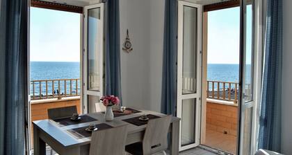 APARTMENT FRONT SEA by Silvia and Massimo