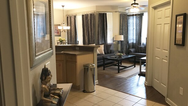 Un salon comprenant un canapé, une table basse et un coin repas avec une table et des chaises.