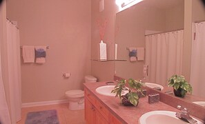 Ensemble douche/baignoire, sèche-cheveux, serviettes fournies, savon