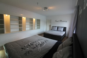 3 bedrooms, WiFi, bed sheets, wheelchair access - with us you come for a rest and a nice get together (Deurne)