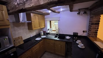 Een koelkast, een magnetron, een oven, een kookplaat