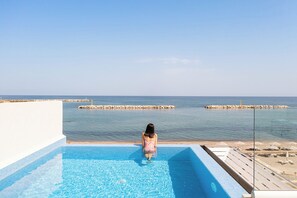 Piscine chauffée, chaises longues