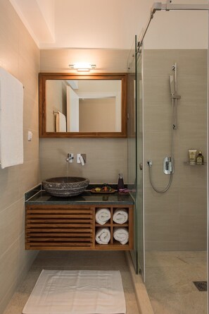 Badkar/dusch, bubbelbadkar, hårtork och golvvärme