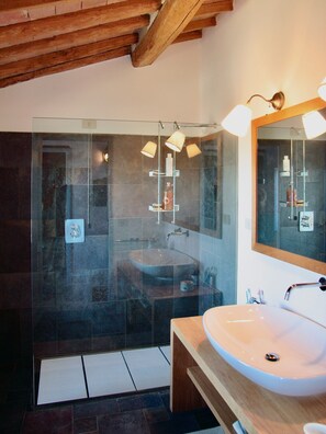Duschwanne, Whirlpool, Haartrockner, Bidet