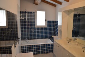 Een bad/douchecombinatie, een haardroger, een bidet, handdoeken