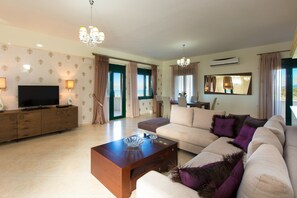 Smart TV, chimenea, videojuegos y libros 