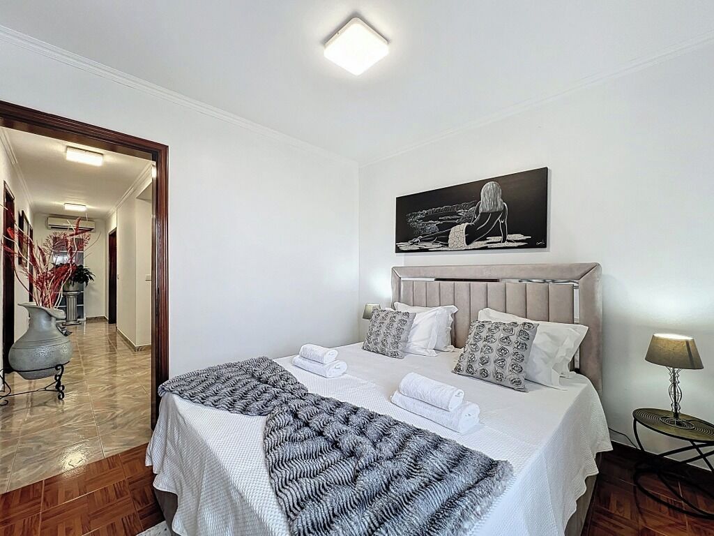 5 bedrooms, iron/ironing board, WiFi, bed sheets