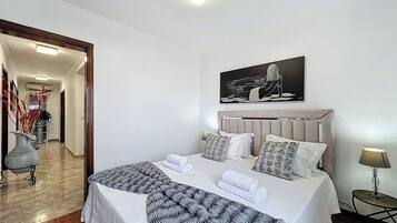 5 bedrooms, iron/ironing board, WiFi, bed sheets