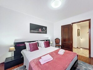 5 bedrooms, iron/ironing board, WiFi, bed sheets