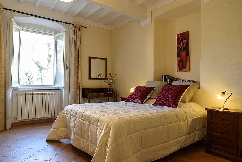Beautiful spacious 2 bedroom, vacation apartment in Umbrian Town Villa
