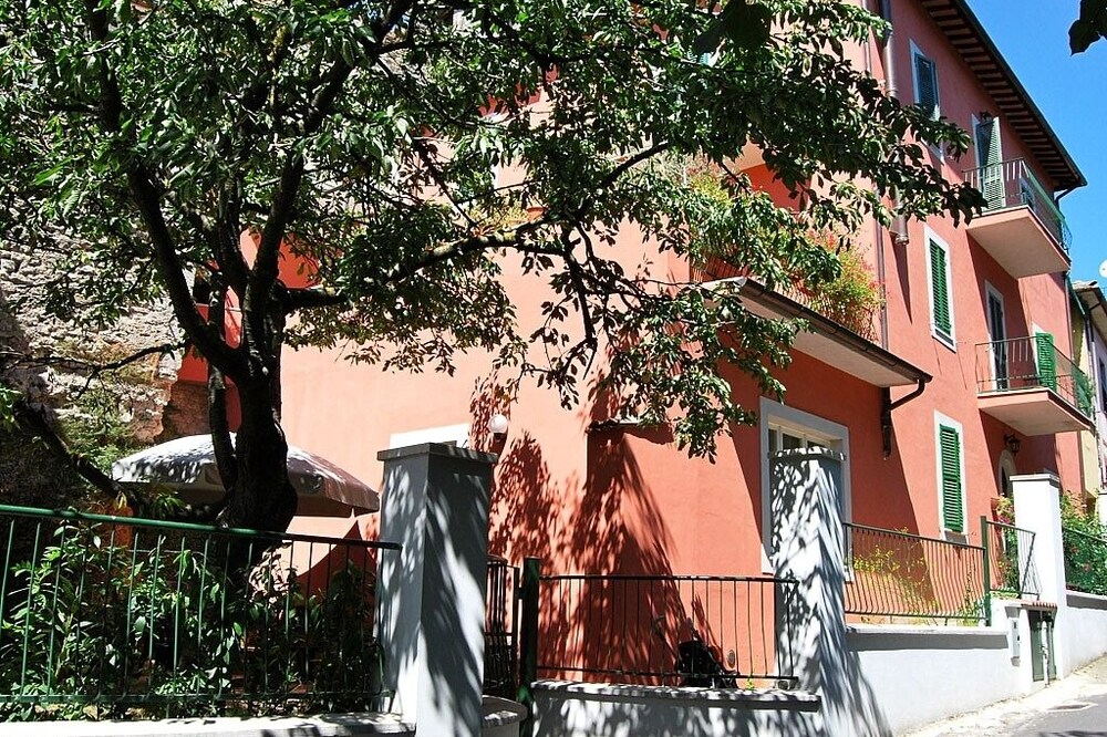 Beautiful spacious 2 bedroom, vacation apartment in Umbrian Town Villa