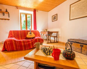 Fernseher, Kamin, DVD-Player, Bücher