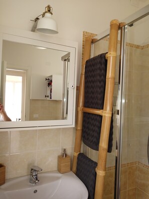 Een douche, een haardroger, een bidet, handdoeken