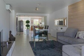 TV, video-game console - Villa | w/ Private Pool, Tennis Courts & Golf Putt (Quarteira)