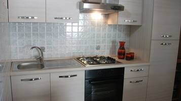 Fridge, oven, stovetop, coffee/tea maker