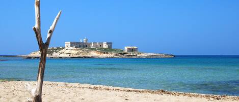 Una spiaggia nelle vicinanze