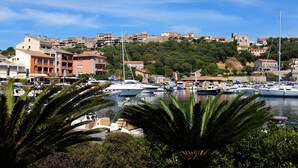 A marina with boats docked, surrounded by buildings and greenery. - Studio - Porto Vecchio (Porto-Vecchio)