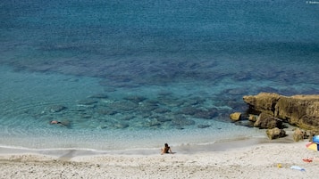 Una spiaggia nelle vicinanze