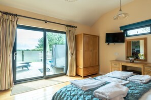 2 bedrooms, iron/ironing board, free WiFi, bed sheets - Primrose lodge - sleeps 4/5 with private hot tub (Nyland, cheddar)