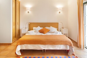 5 bedrooms, desk, iron/ironing board, WiFi