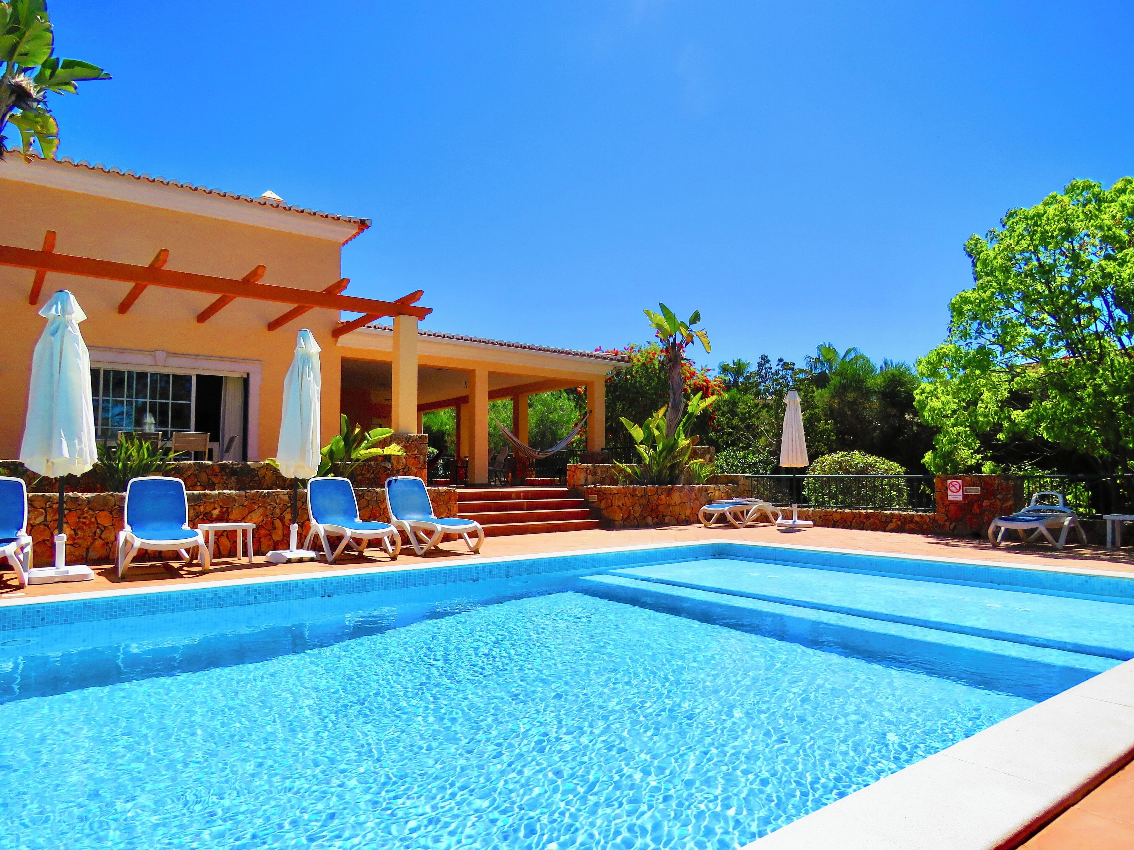 Utendørsbasseng og et oppvarmet basseng