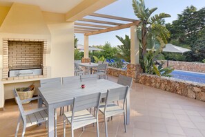 تناول الطعام بالخارج