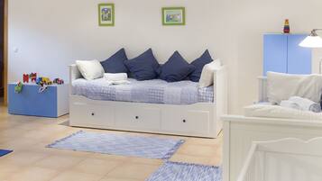 5 Schlafzimmer, Schreibtisch, Bügeleisen/Bügelbrett, WLAN