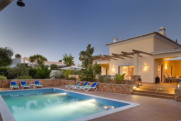 حمّام سباحة خارجي، حمّام سباحة مُدفَّأ