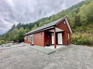 Exterior - Holyday home (2016-built) with view plot beyond Fjord and Mountains. (Hjørungavåg)
