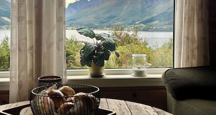 casas de nueva construcción (2016) con utsiktsstomt allá Storfjorden y Sunnmørsalpane