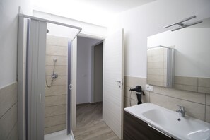 Shower, bidet - B&B room with swimming pool (Gasponi)