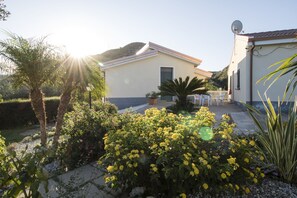 Property grounds - B&B room with swimming pool (Gasponi)