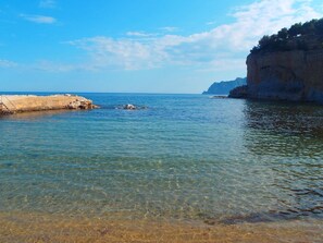 Playa en los alrededores y toallas de playa 