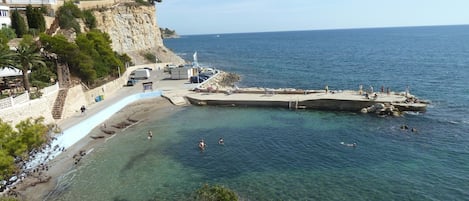 Nær stranden og strandhåndklær