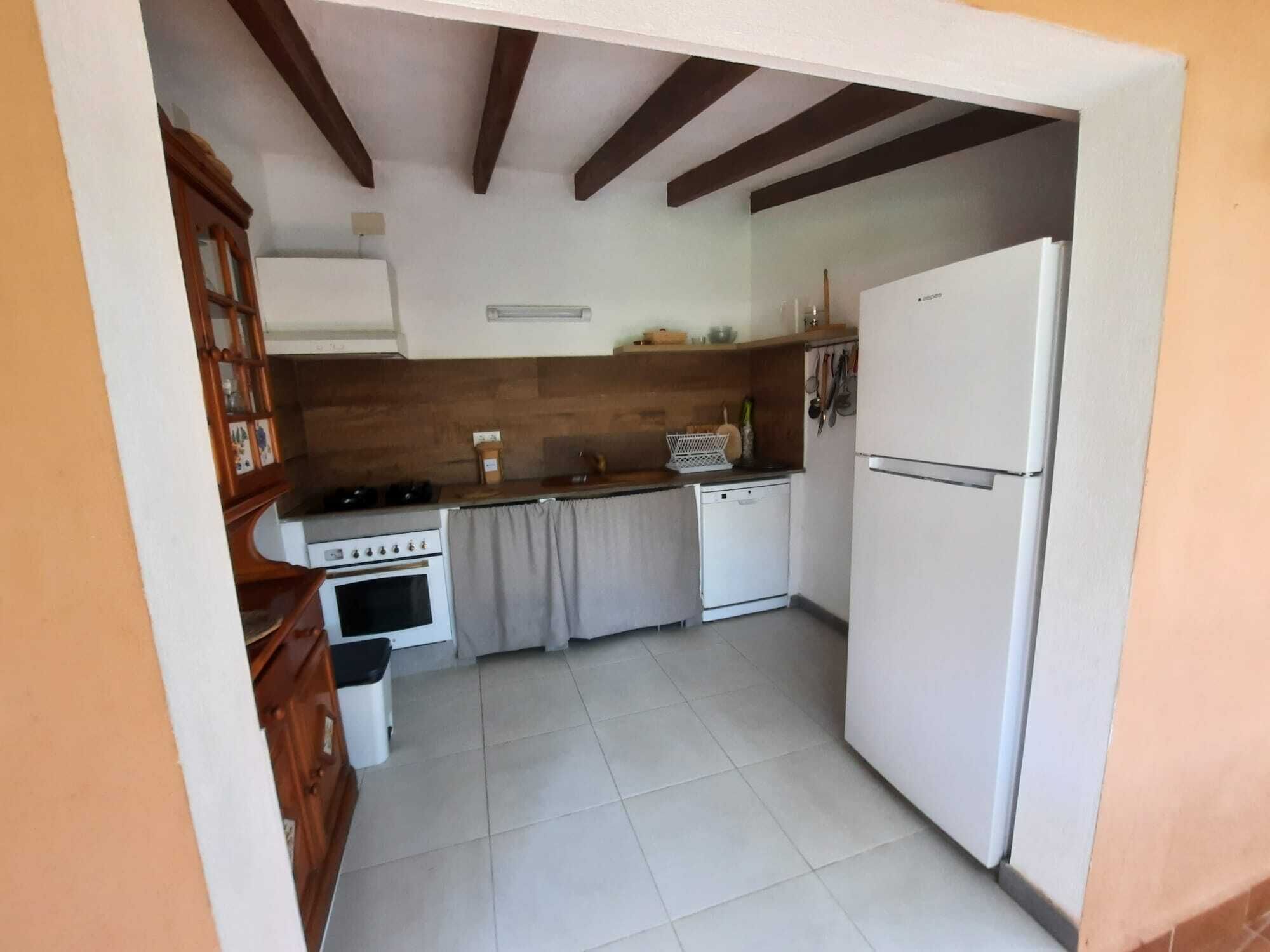 Villa con 2 casas, a 350 metros de la playa. piscina y jacuzzi, parking 3 coches