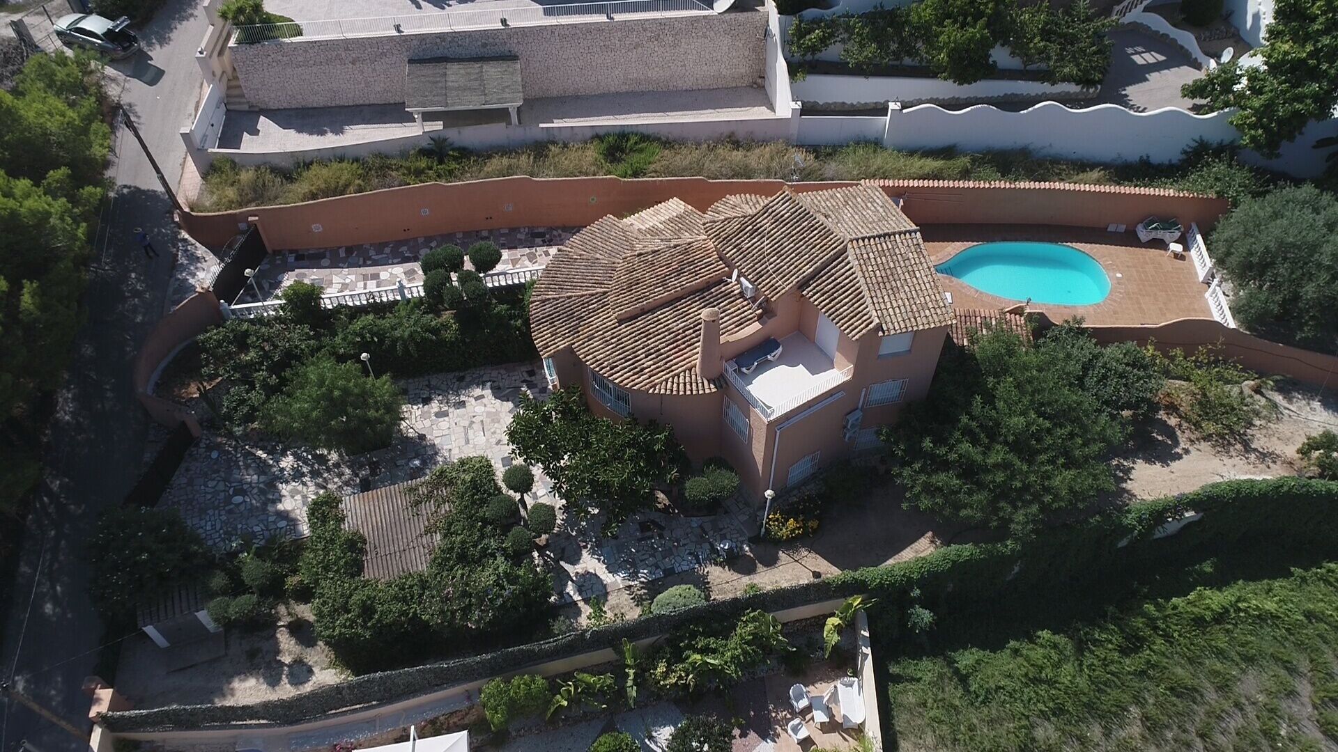 Villa con 2 casas, a 350 metros de la playa. piscina y jacuzzi, parking 3 coches